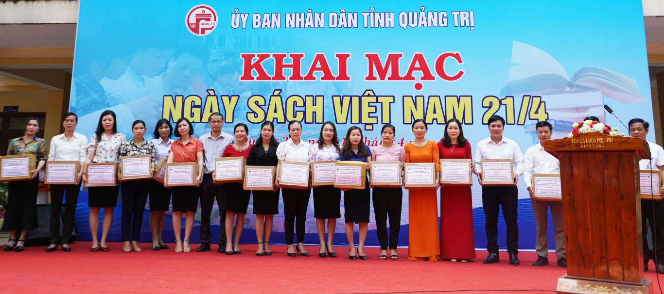 Chương tr&igrave;nh S&aacute;ch h&oacute;a n&ocirc;ng th&ocirc;n tỉnh Quảng Trị trao tặng tủ s&aacute;ch cho c&aacute;c trường học